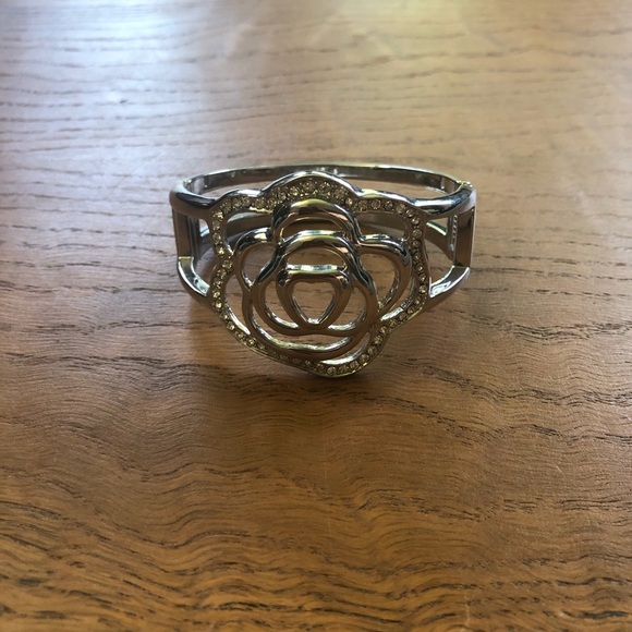 Rhinestone Flower bracelet - Picture 5 of 9